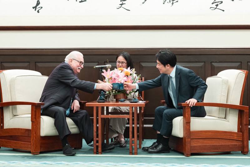 President Lai meets with a delegation led by former President Lech Walesa of Poland.
