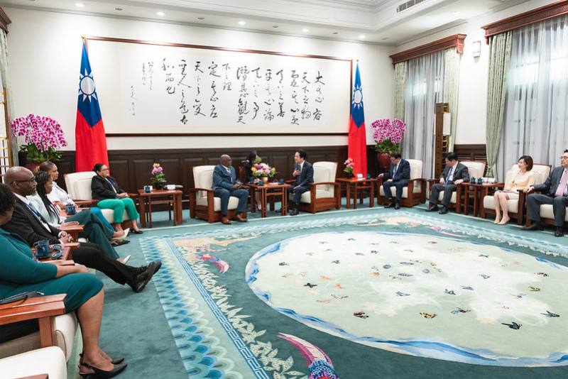 President Lai exchanges views with St. Vincent and the Grenadines Deputy Prime Minister St. Claire Leacock.