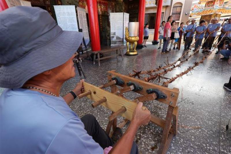 ​​ Nanya Community residents have dedicated themselves to reviving the craft of making shell ginger rope. The sight of them working together on the plaza of Nanxin Temple is symbolic of their fishing village’s social cohesion.​​