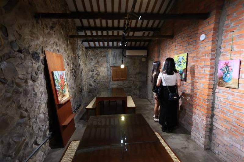 Dali 63 is located in a restored stone house. Here one can learn about the 19th-century missionary George Leslie Mackay’s connections with the local area while admiring the traces of history in the structure.​​