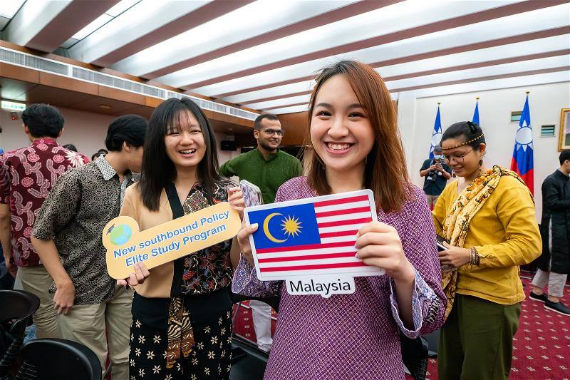 Since the 1950s many Malaysian Chinese have come to study in Taiwan, laying a deep foundation for bilateral friendship. The photo shows Malaysian students taking part in the New Southbound Policy Elite Study Program of Taiwan’s Ministry of Foreign Affairs