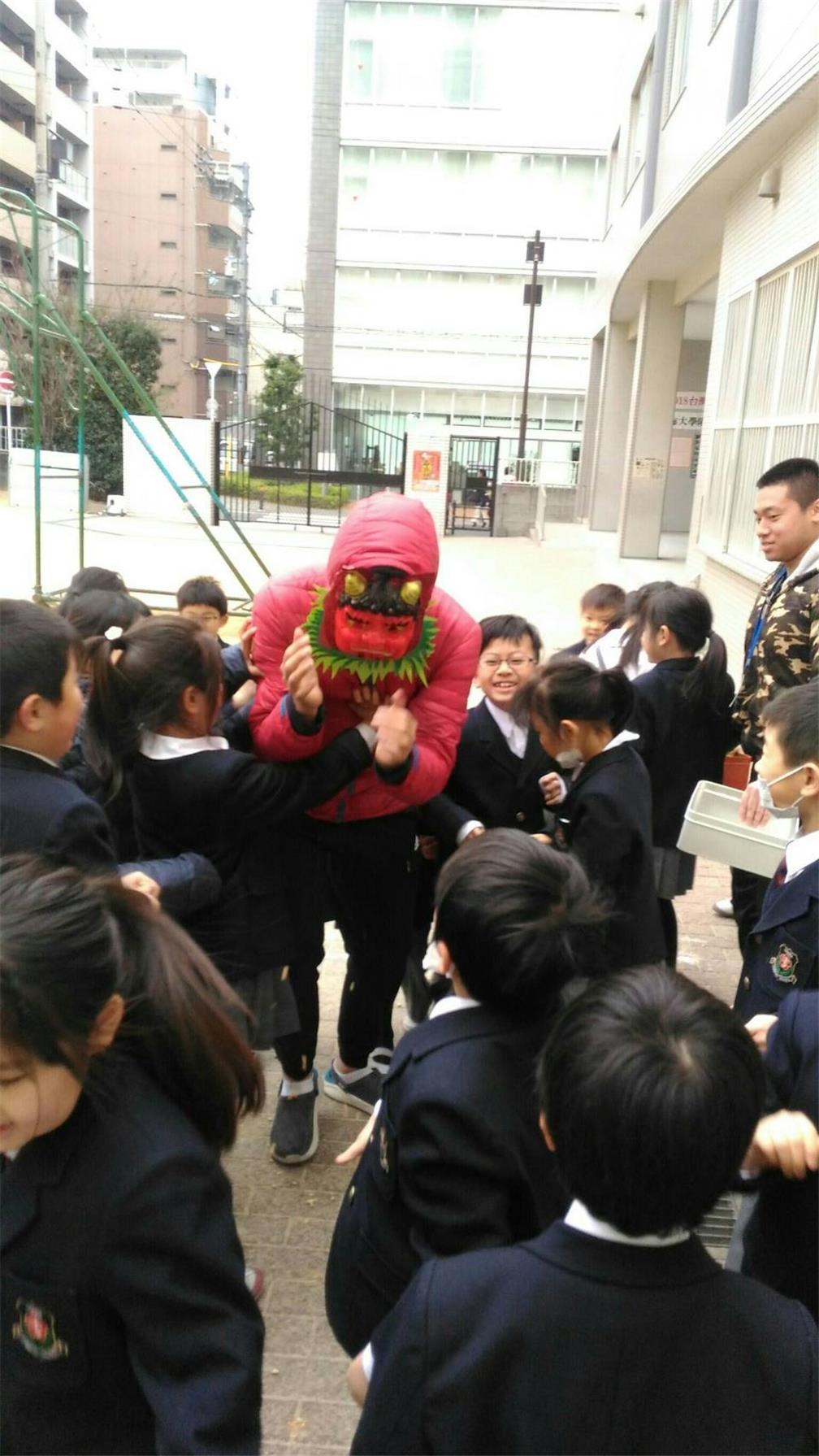 Substitute servicemen interact and take photos with their students at overseas compatriot schools.