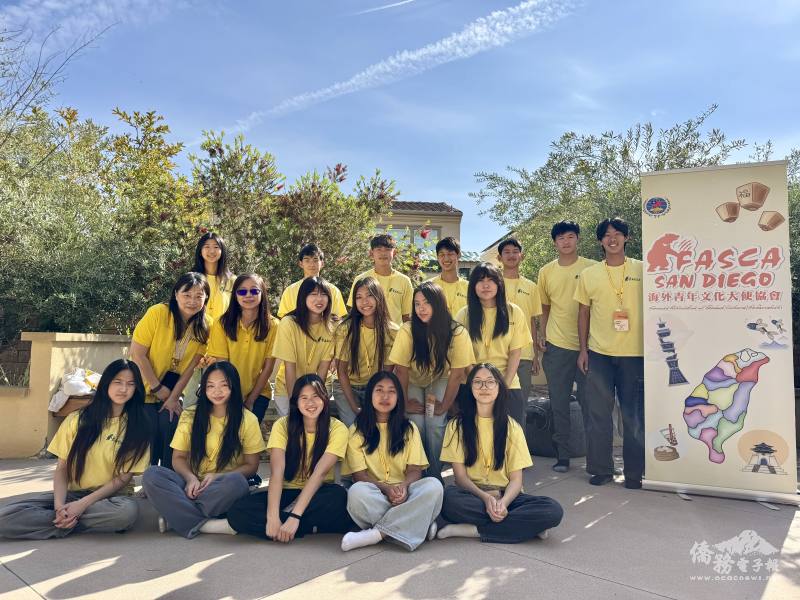 The FASCA team comes together for a group photo, with FASCA mentors Marian Liu (row 2, left 1) and Irene Wang (row 2, left 2)  for a memorable record.