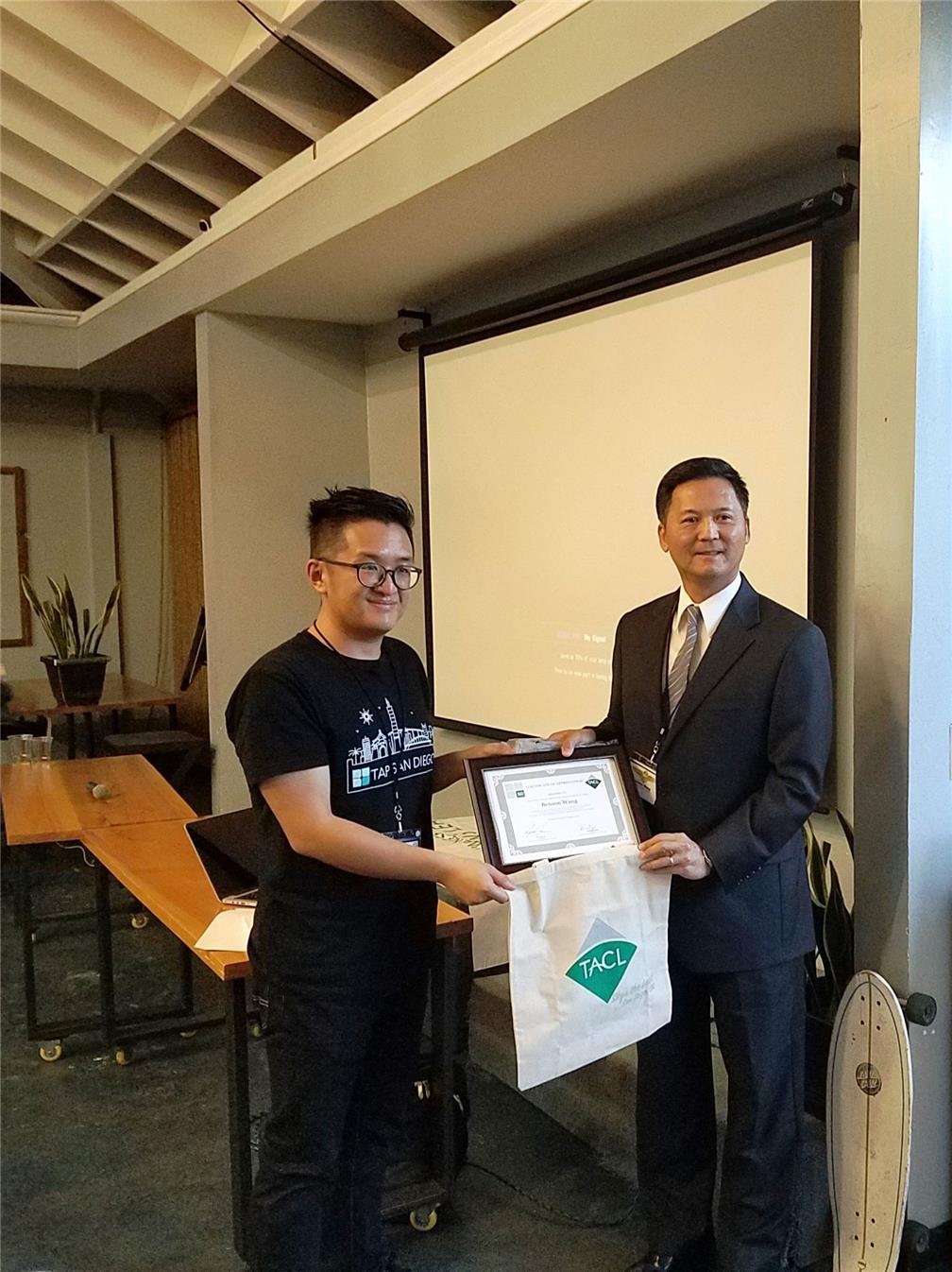 The Chairman Liu of TAP-SD presented Gratitude Awards to the Deputy Director General of TECO-LA, Benson Wang