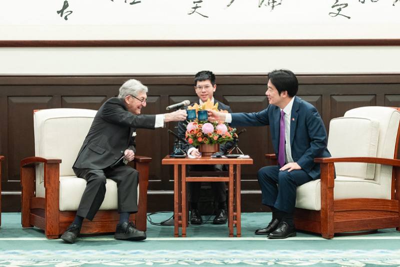 President Lai exchanges views with Lord Rogan.