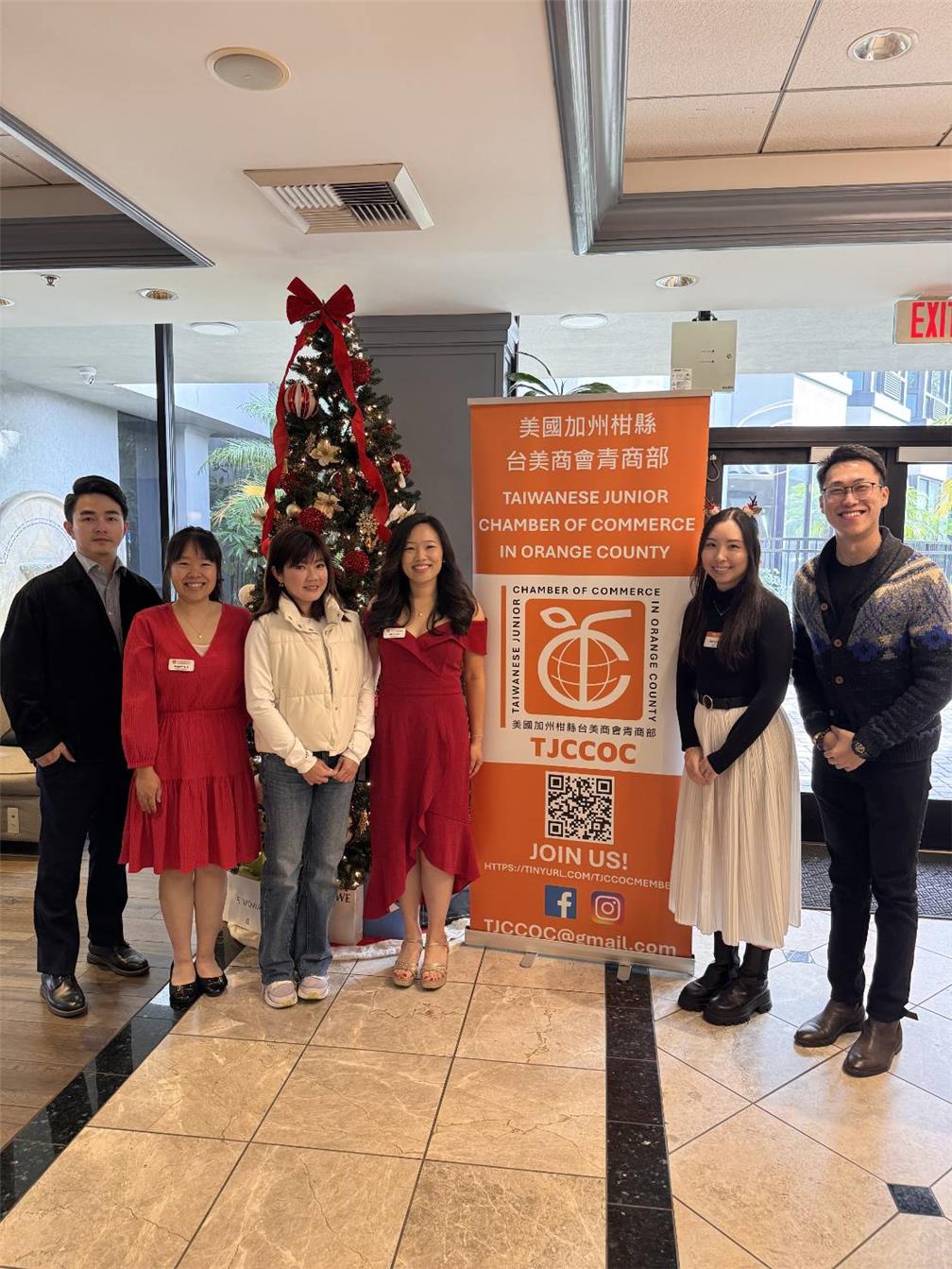 Director Beyru Shiau (third from left) of the Culture Center of Taipei Economic and Cultural Office in Los Angeles (Santa Ana), TJCCOC President Amy Hu (fourth from left) and TJCCOC board members.