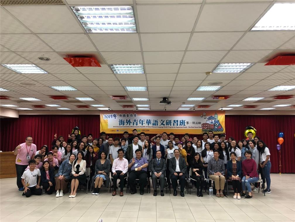 Lin Hong-Ying pictured together with all the graduating students.