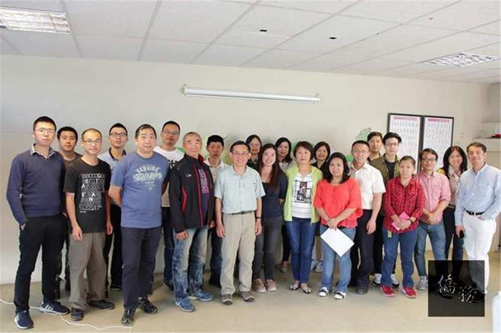 Members of the Camara Comercial Juvenil de Taiwan en Argentina pictured with photography lecturer Leandro Cheng.