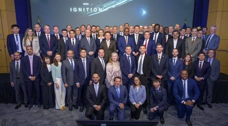 TASA Director-General Wu Jong-shinn (5th from left, 3rd row) poses with participants at an international partner program meeting held at NASA headquarters in late March. Photo courtesy of NASA