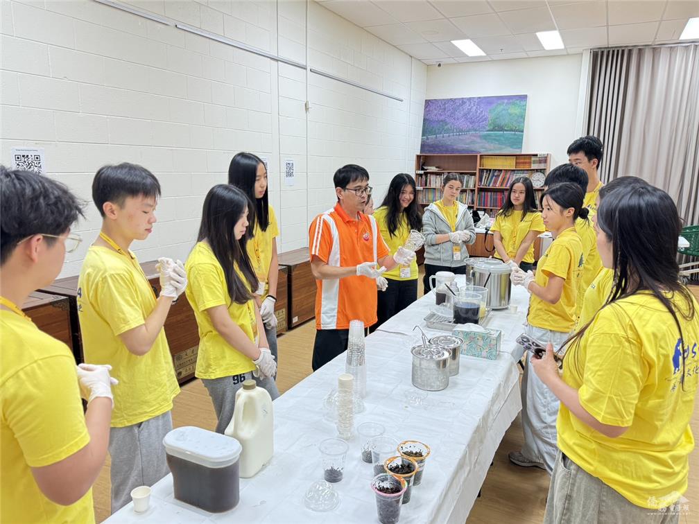 Members focus intently on the instructor's demonstration, learning the precise ratios and techniques required to craft authentic Taiwanese tea drinks.
