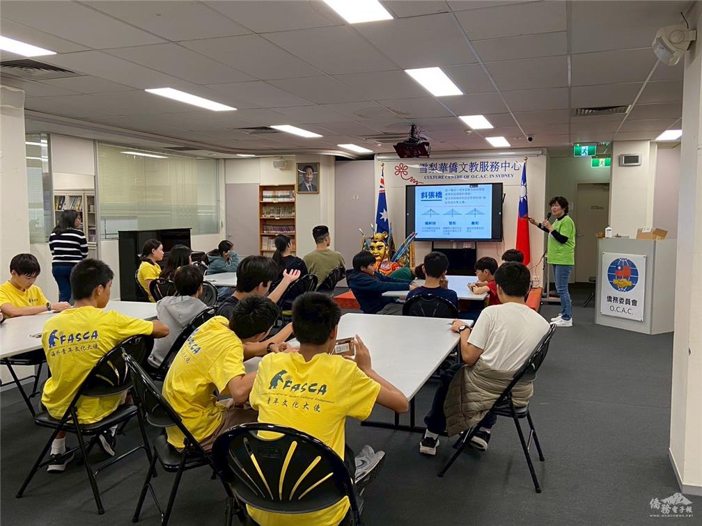 Cultural instructor Ho demonstrates the cable-stayed bridge model crafting, guiding members through the aesthetics of tension and structural balance.