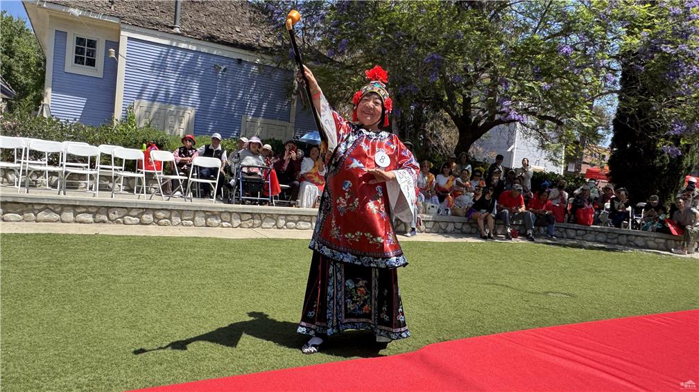 Chinese-American seniors shine in the traditional cultural fashion show competition.