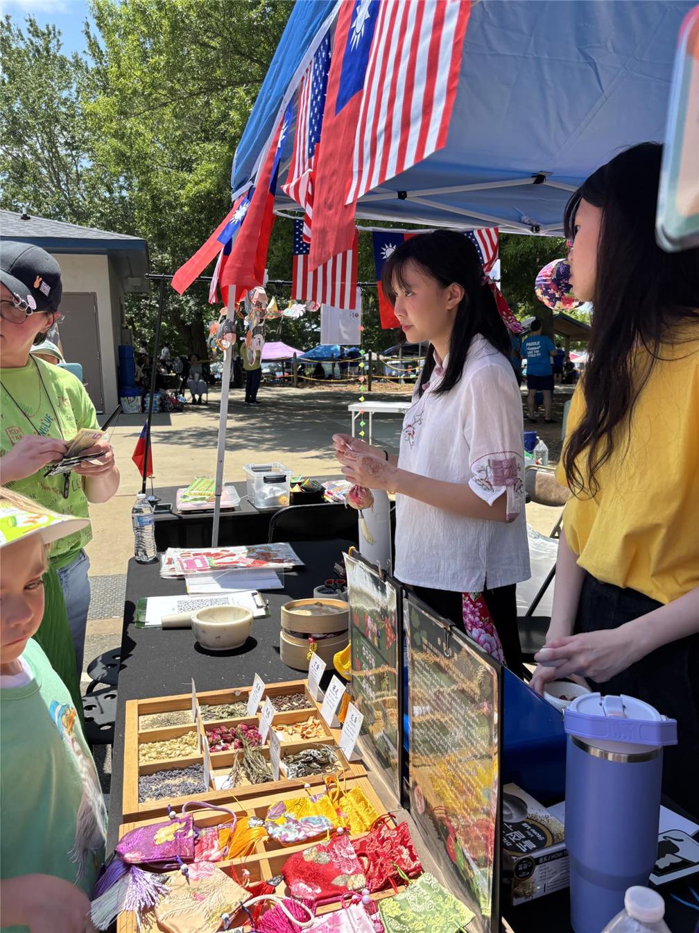 FASCA members introduce the culture of traditional scented sachets to visitors at the booth.