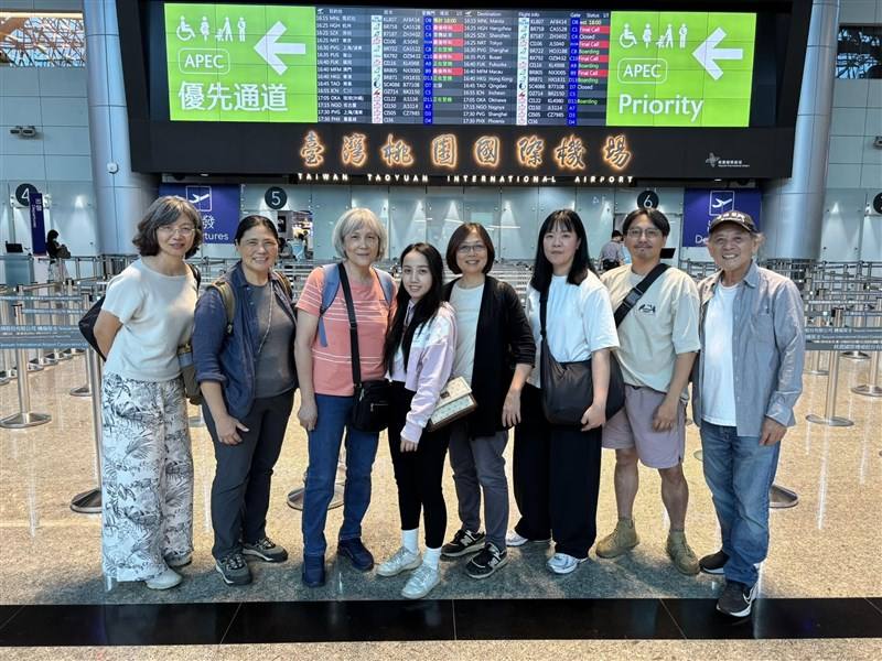 Delegates with Foundation Chairman Bauki Angaw (right) pose for a photo at Taoyuan International Airport on Friday before departure. Photo taken from the Kavalan Cultural Foundation of Hualien County