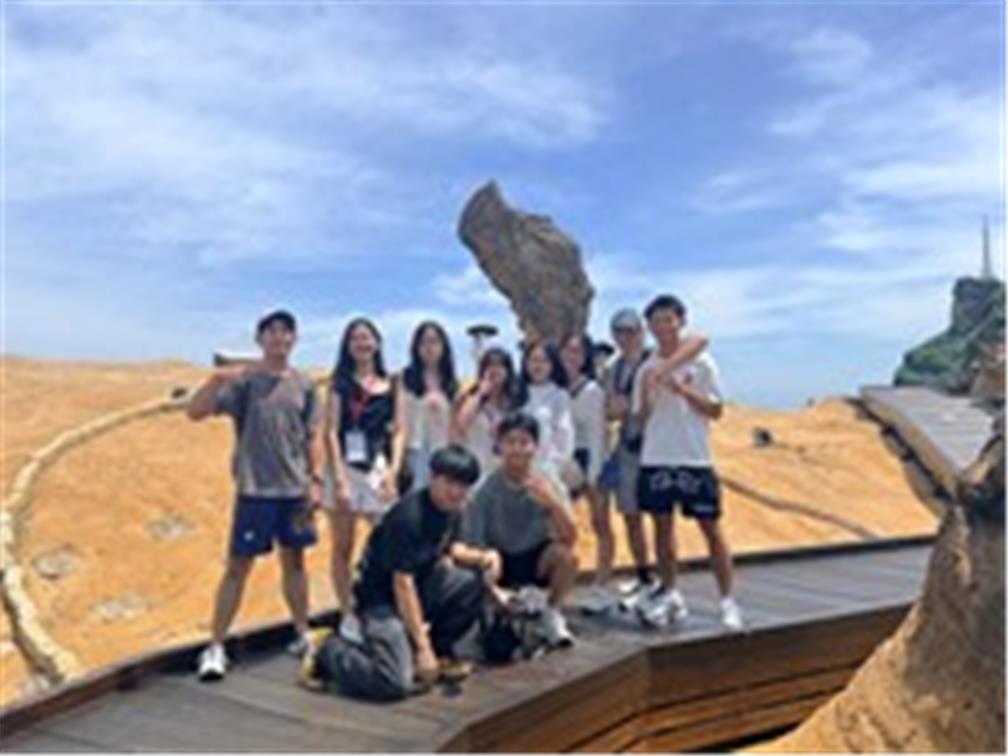 Visit to Yehliu Geopark and Photo with the Queen's Head 