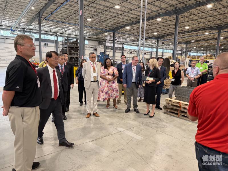 Jimmy Yang took the group inlcuding Director General Lei, Heidi Workman and Juanita Brent  to tour the new facility in Kent