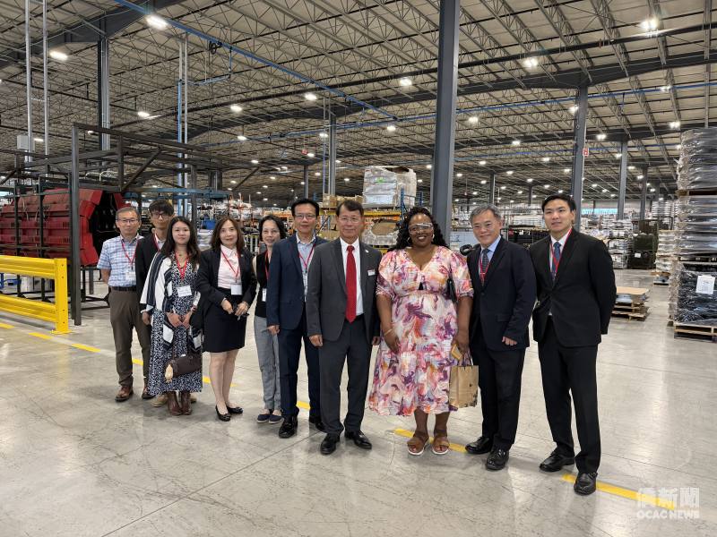 CEO Jimmy Yang and guests including Taiwanese scholars and Assoicat Advisors of OCAC in Taiwan for a tour