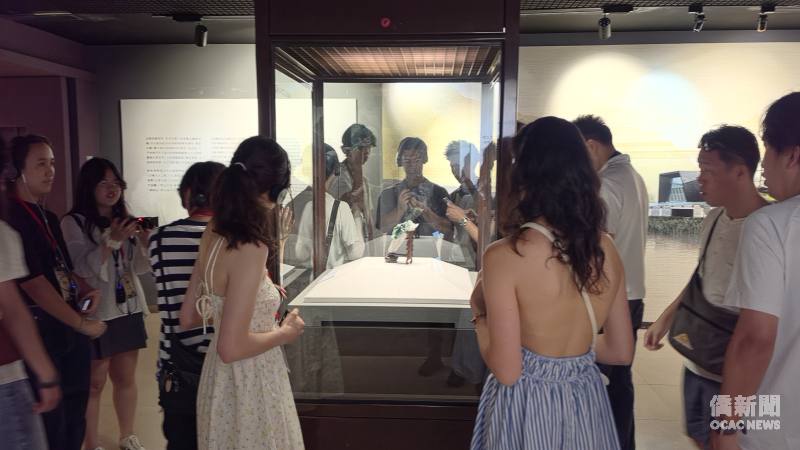 Visiting the National Palace Museum and learning about the fascinating stories behind Taiwan’s national treasures.