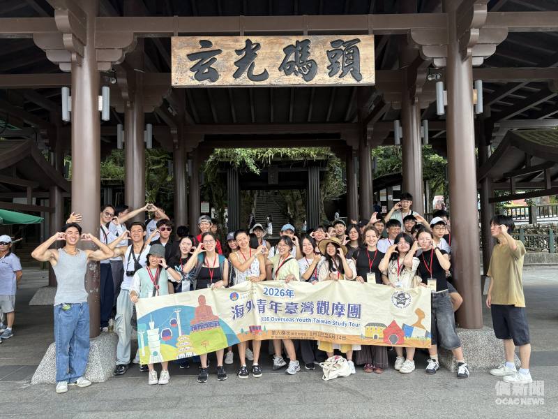 Group photo at Xuanguang Pier during the visit to Sun Moon Lake.