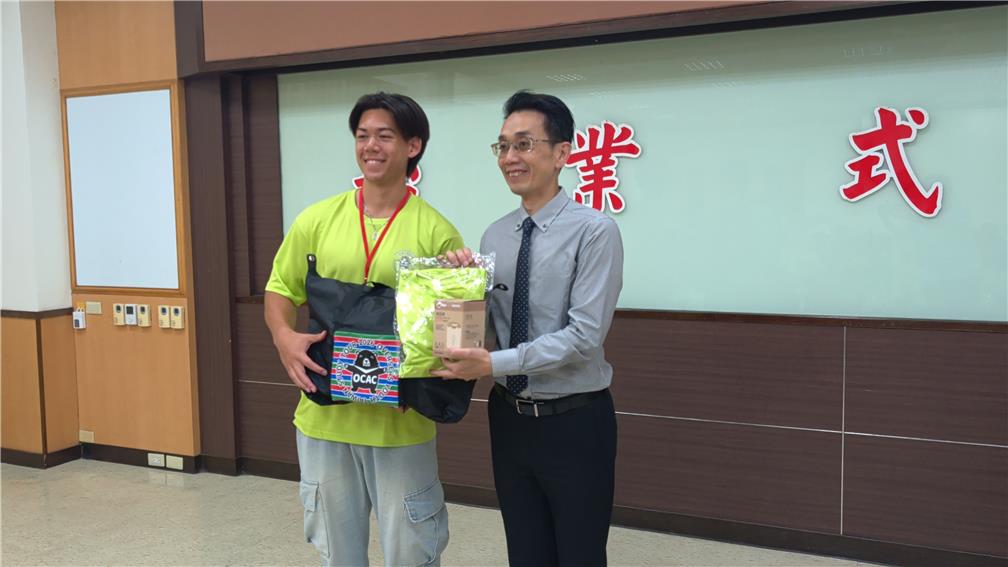 Presentation of commemorative gifts to participants at the opening ceremony. 