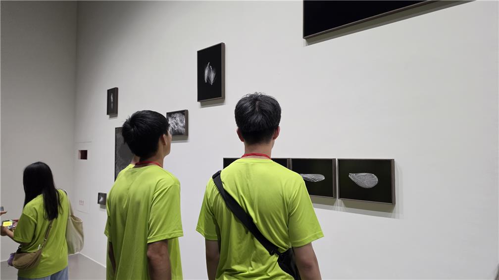 Students visit the Taipei Fine Arts Museum to appreciate Taiwan's artistic achievements and learn about the country's commitment to aesthetic education. 