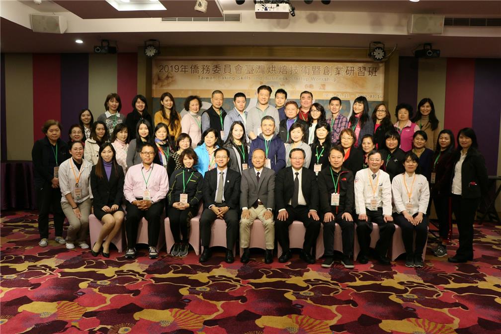 OCAC Minister Wu, Director-general Wong Shu-hwa of the OCAC Department of Business Affairs and Director Shih Kuen-ho of the CGPRDI pictured together with trainees