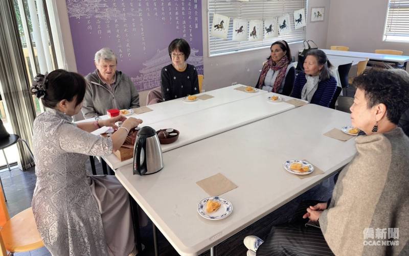 Experiencing Taiwanese tea culture in class (Rachel: third from left).