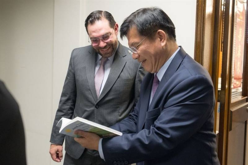 Foreign Minister Lin Chia-lung (right) meets with visiting Honduran congressman Jorge Cálix in Taipei on Tuesday. Photo courtesy of the Ministry of Foreign Affairs