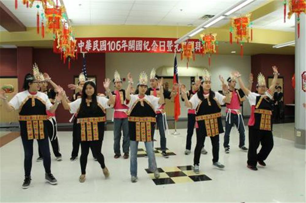 FASCA學員於大華府地區僑界慶祝2017年元旦升旗典禮暨全僑團拜活動中表演原住民舞蹈及扯鈴