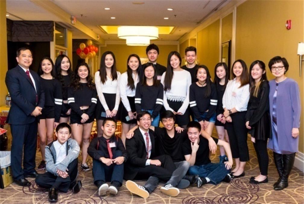 FASCA學員於紐澤西區僑界新春團拜晚宴表演三太子舞蹈外，現場幫忙包裝伴手禮袋、設計氣球布置現場、照顧帶領兒童活動、支援抽獎服務、場地還原及參與活動、並協助協會的各項服務，深獲大家好評