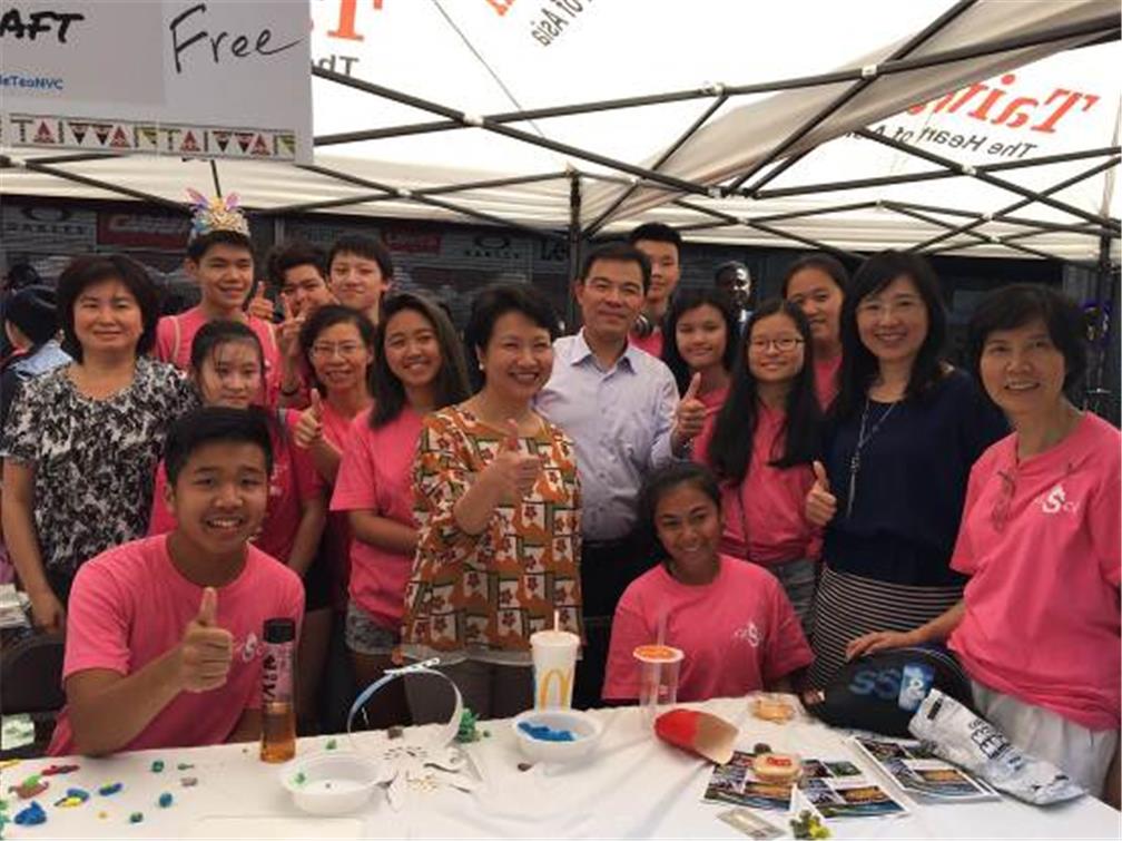 FASCA學員於106年雙十國慶文化訪問團在曼哈頓時代廣場訪演活動中設攤展示捏麵人、扯鈴表演及發送臺灣觀光文宣等