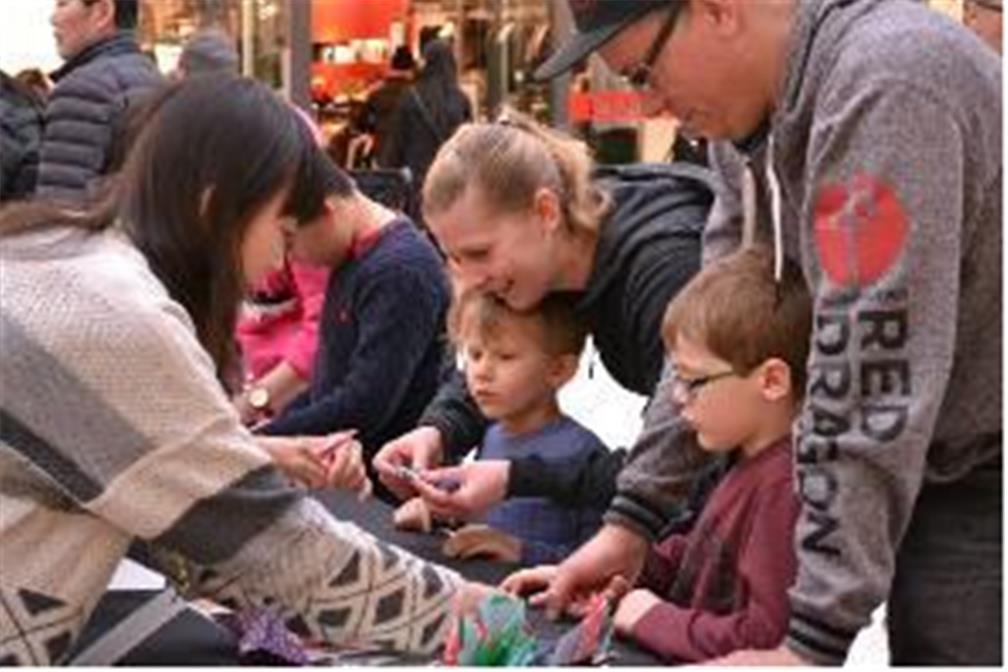 FASCA學員在2017年LuanrFest新年藝術燈節活動中擔任活動導覽，介紹春節特色，協助向主流社區群眾及貴賓導覽craft、workshop等遊戲攤位，以及廟前祈福等攤位的說明等工作，充分展現民間外交文化大使的特質