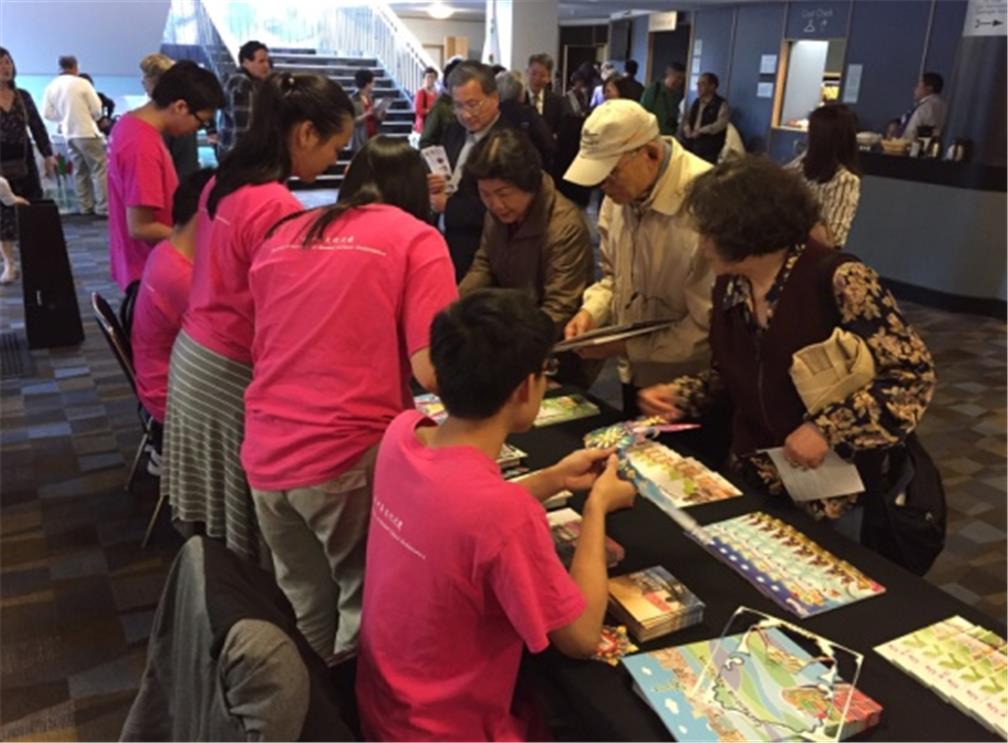 FASCA學員擔任北美地區臺灣傳統週活動志工，負責演出前的文宣品攤位布置、發送、說明各類臺灣特色文宣品，介紹臺灣各地目前具有特色之觀光景點