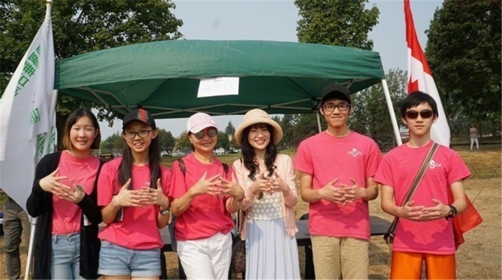 FASCA學員於臺灣日園遊會現場擔任志工，協助引導三級政府貴賓，以及支援各攤位需求，並協助環境整理。
