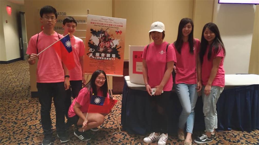 FASCA學員支援國慶籌備會辦理「九天國慶民俗技藝」訪問團蒞臨休士頓演出 ，負責接待、電音三太子歡迎儀式和服務僑胞的任務，以及協助現場結合哈維颶風洪災賑災募款活動