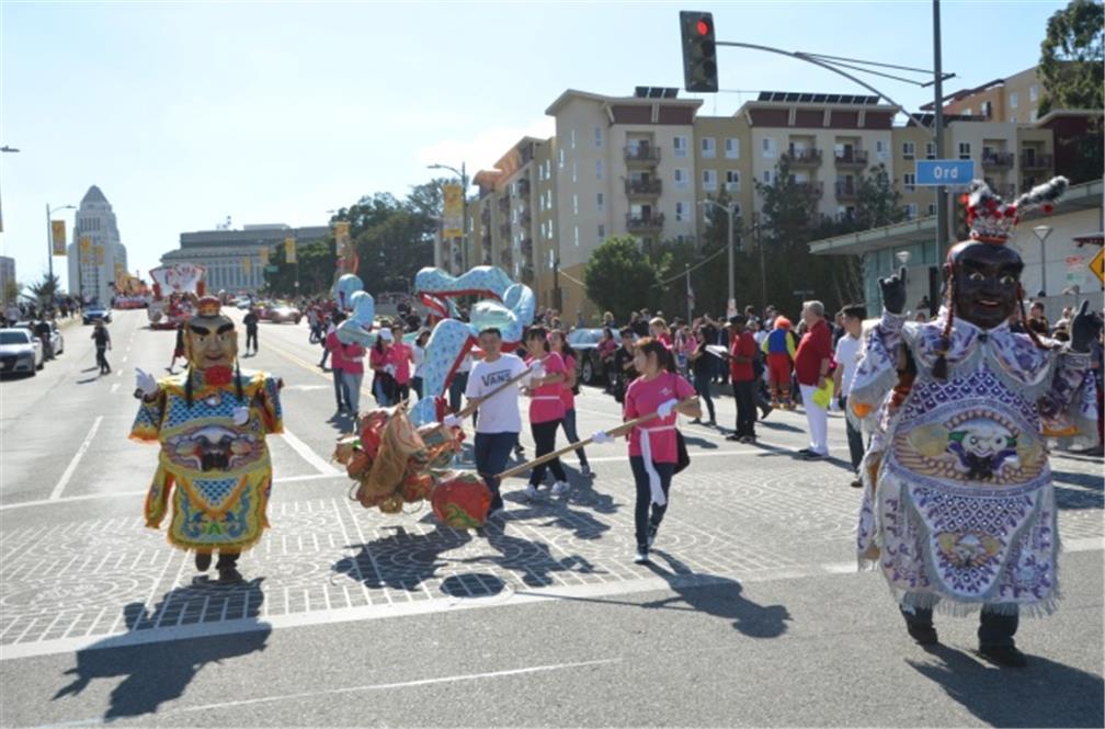 FASCA學員參與洛杉磯春節金龍大遊行，學員舞動30呎長龍，扮演三太子沿途發放红包，並擔仼駐洛杉磯辦事處花車前導