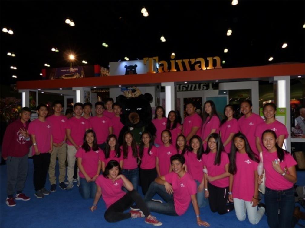 FASCA學員於LA Travel Show旅遊展現場表演豎笛演奏及臺灣民謠，並協助參展旅行單位分發推廣臺灣觀光宣傳資料及伴手禮，體驗及學習大型展覽會的规劃及佈局。