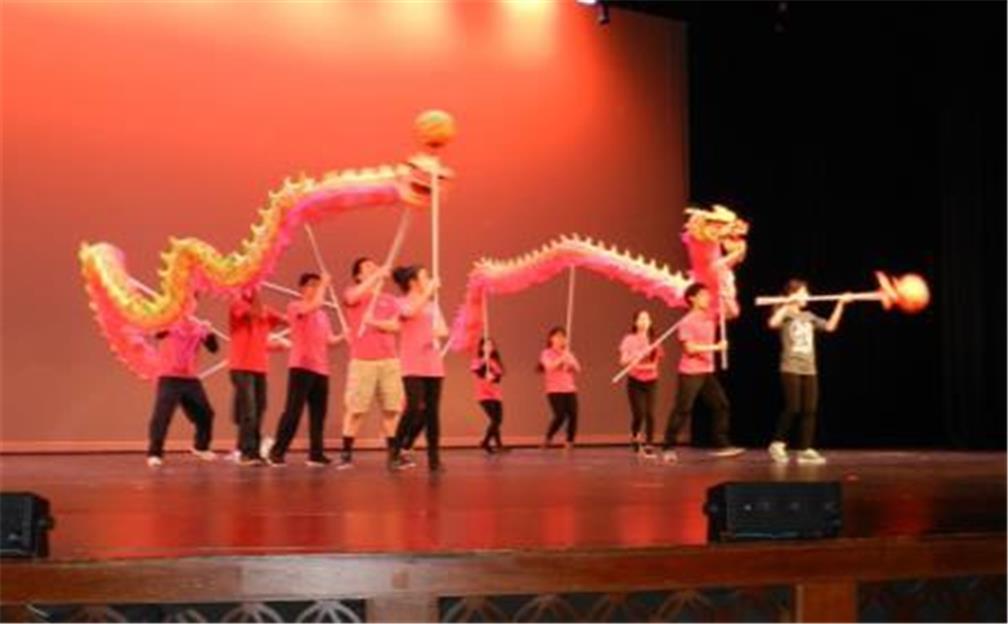FASCA學員參加國際文化及民俗節，向主流社會介紹臺灣文化，並表演電音三太子、舞龍舞獅及扯鈴