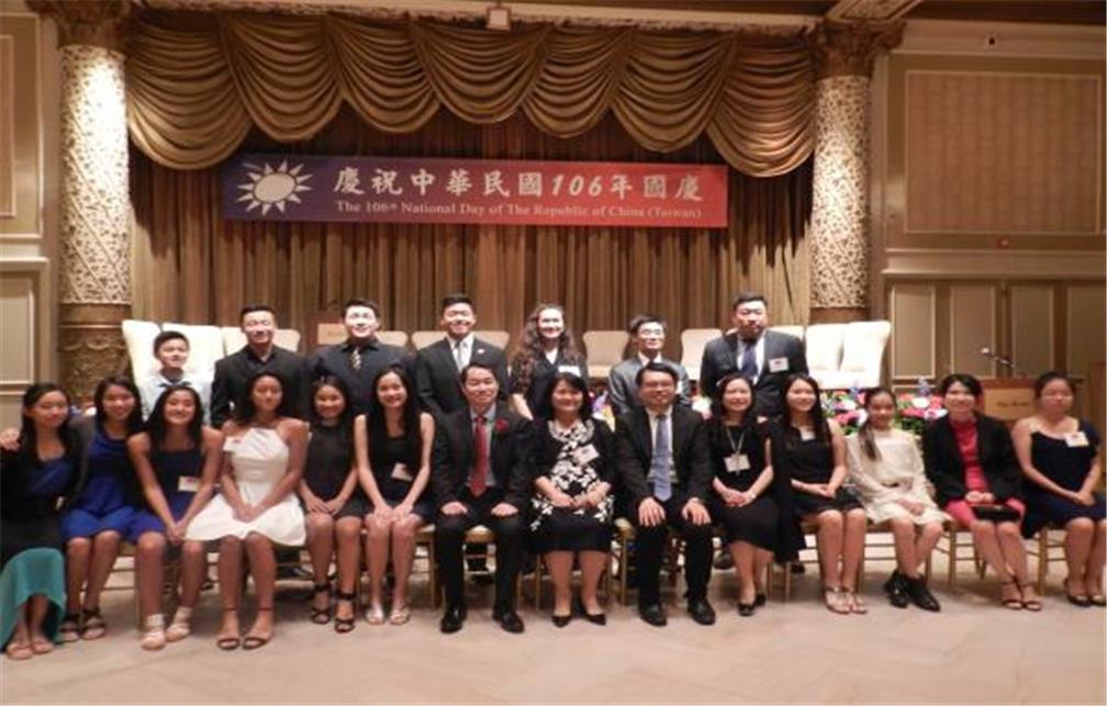 FASCA學員於駐芝加哥辦事處106年國慶酒會擔任貴賓接待，並向外賓介紹各道佳餚