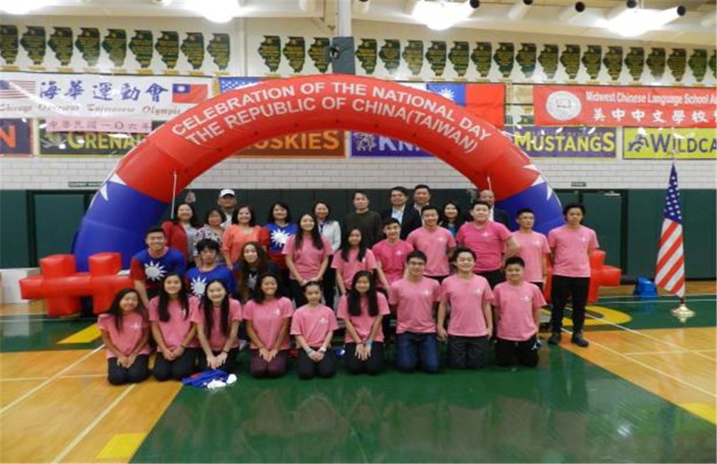 FASCA學員於芝加哥雙十國慶海華運動會擔任開幕式司儀、進場舉旗及運動員宣誓等任務