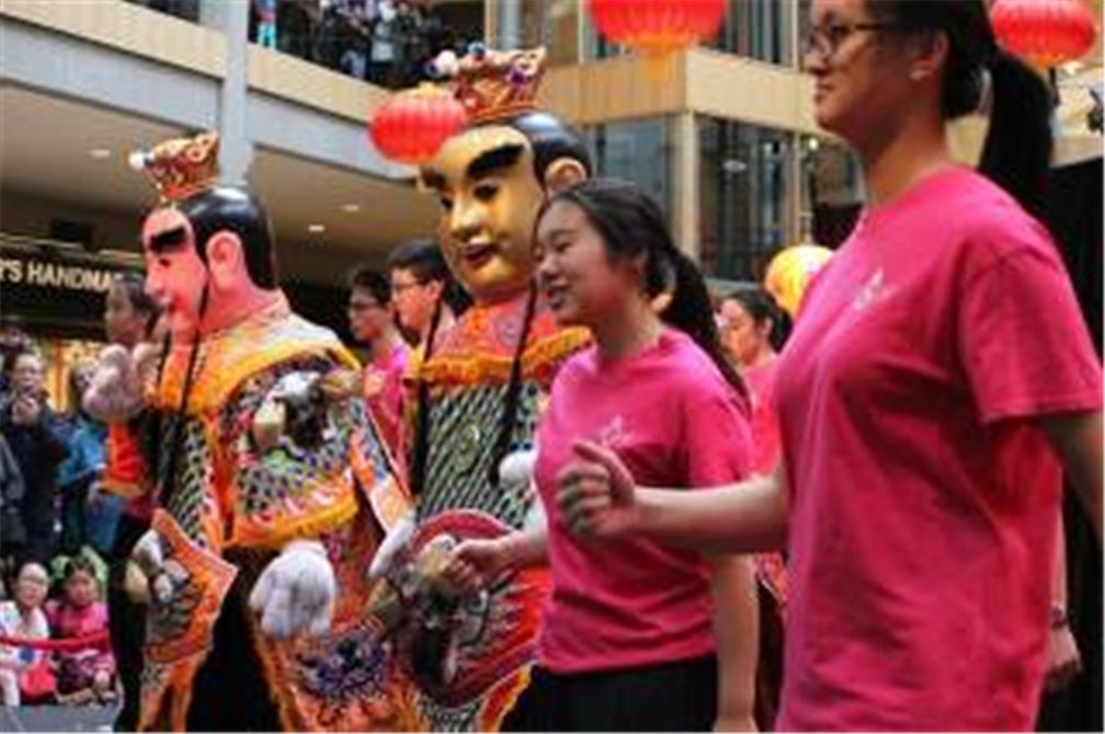 FASCA學員擔任Bellevue Square新年慶祝活動志工，除協助教授民俗藝術外、也進行電音三太子舞蹈演出