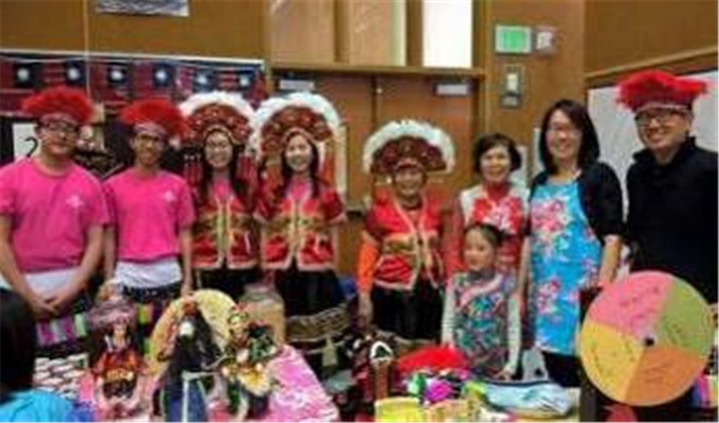 FASCA學員於Rosa Park小學文化夜活動協助臺灣文化攤位展示