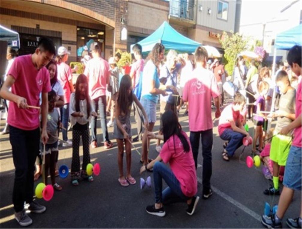 FASCA學員支援在地文化服務活動，以「與臺北一起世大運」為主題設攤，針對主流社會民眾做扯鈴等多項民俗體育教學示範