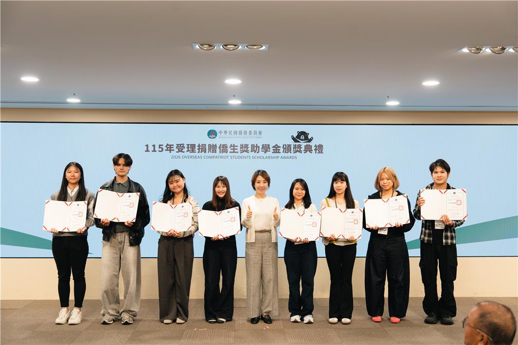 Acting Minister Yen-Hui Lee (center) presents awards to scholarship recipients.