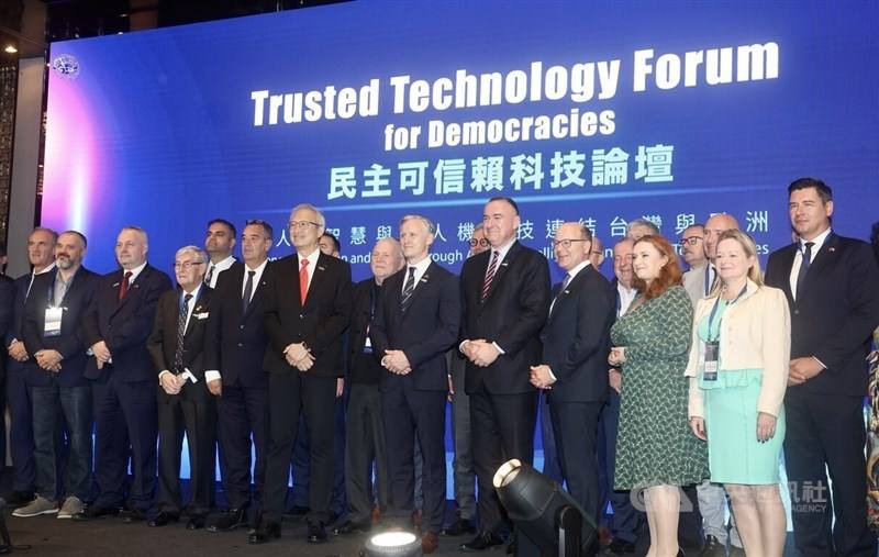 European experts and Ministry of Foreign Affairs staff pose for a group photo onstage at a forum in Taipei on Tuesday.