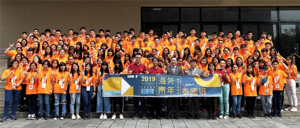 Deputy Director Lin Hong-Ying pictured together with all the students.