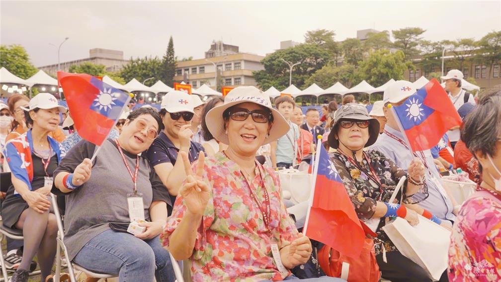 113年國慶大會現場僑胞熱情互動