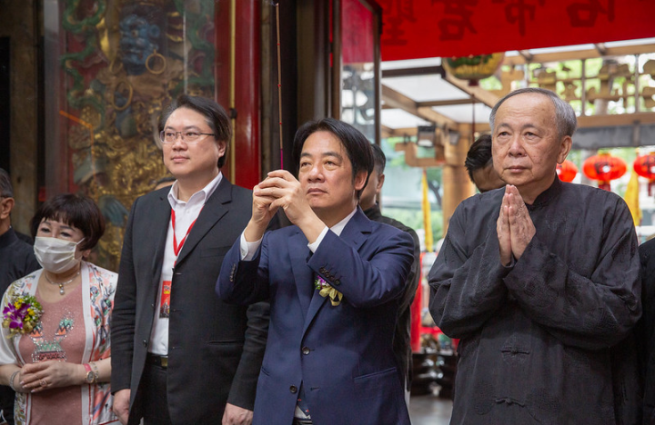 賴清德副總統1日上午前往「台北市覺修宮」參香