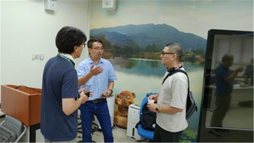 農業產品處理學課堂中，屏科大梁佑慎副教授（左2）為學員解說專業知識。