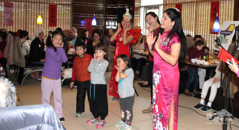 吳素美（後右1）、謝宛靜（後右2）、林佳蓉（後右3）帶著小朋友們唱跳「微笑的臉」